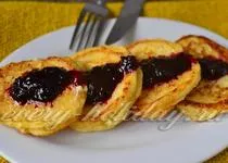 Cheesecakes túrót, egy recept fotókkal lépésről lépésre egy serpenyőben