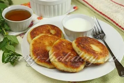 Cheesecakes túrót, egy recept fotókkal lépésről lépésre egy serpenyőben