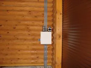 Metode pentru montarea de cabluri deschise într-o casă de lemn