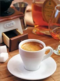 Ar trebui să beau cafea după consumul de alcool