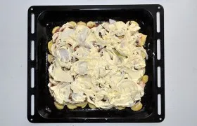 Sertés sült burgonyával, gombával, sajttal - lépésről lépésre fotoretsept