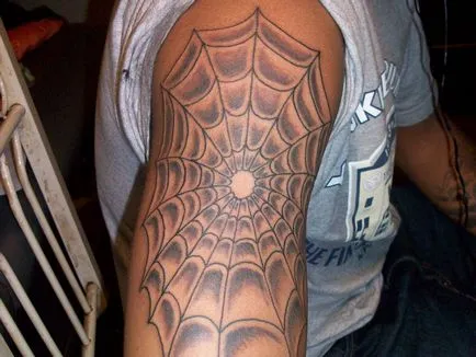 Tetoválás pókhálók a vállán - egy tetoválás