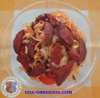 Salata de cald cu rosii si chorizo