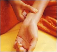 Точков масаж на ръцете, краката и шията, щастлива жена