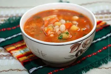 Доматена супа с боб - гъста, ароматни и вкусни