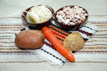 Доматена супа с боб - гъста, ароматни и вкусни