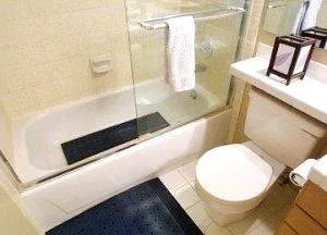 Setarea oglindă în baie cu mâinile lor, cum se instalează în mod corespunzător, pastă, atârnă, atașați