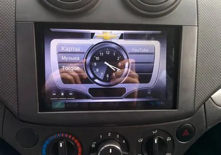 Instalarea tabletei în mașină cu mâinile lor