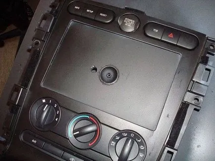Instalarea tabletei în mașină cu mâinile lor
