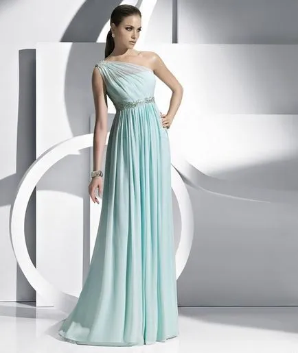 Модела рокля от шифон с ръцете си върху едното рамо в гръцки стил