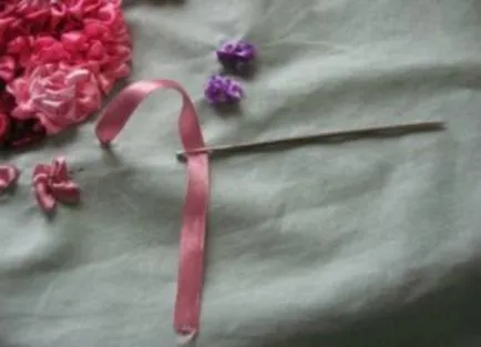 benzi de broderie liliac într-un coș