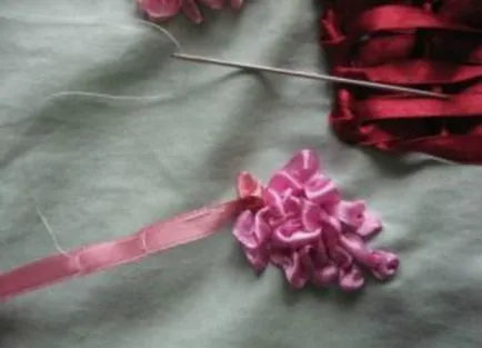 benzi de broderie liliac într-un coș