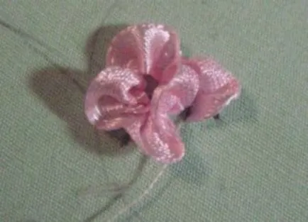 benzi de broderie liliac într-un coș