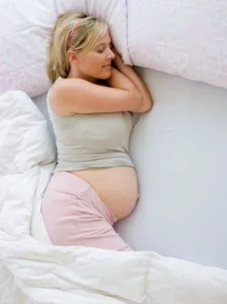 În ce poziție să dormi mai bine în ultima lună de sarcină