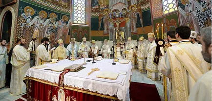 A liturgia (crit - June 2016) a trónon helyett álló mikrofonok és menóra