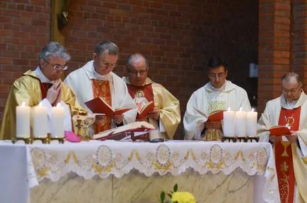 A liturgia (crit - June 2016) a trónon helyett álló mikrofonok és menóra