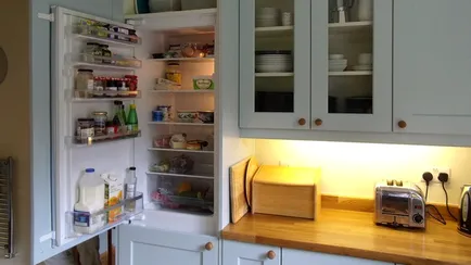 Хладилник за малка кухня, където да се постави, как да проектирате свои ръце, направляващи, снимки,