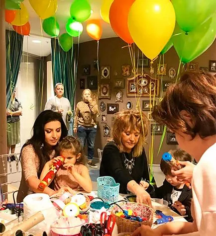 Alla Pugacheva cu copii și alte stele în partea de jos a nașterii fiicei sale Kristiny Orbakayte, Buna ziua! Rusia