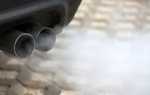 Fehér füst a kipufogócső a dízelmotor
