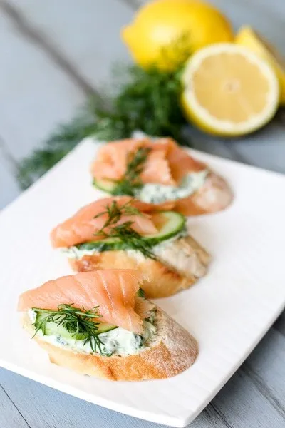 Сандвичи с червена риба и краставици - рецепта със стъпка по стъпка снимки
