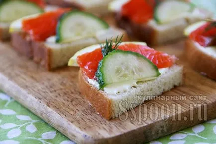 Сандвичи с червена риба и краставица