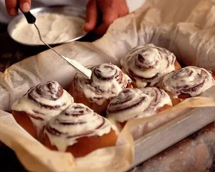 Cinnabon кифлички рецепта със снимки у дома с канела и шоколад