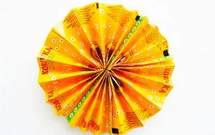 Цвете на опаковки от бонбони със собствените си ръце, занаяти от бонбони опаковки