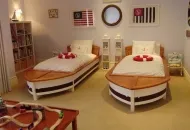 Baba ágy formájában egy autó vagy hajóval a fiúk