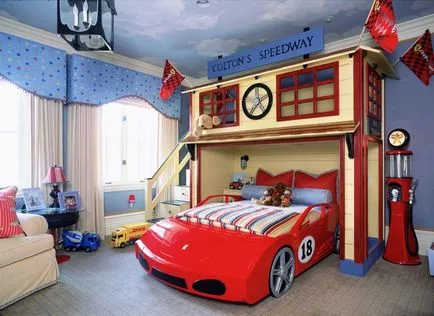 Baba ágy formájában egy autó vagy hajóval a fiúk