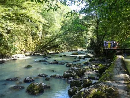 Pisztrángtelepen a Black River (Abházia 2014-ben)