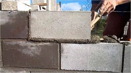 Garázs a könnyű összesített beton blokkok
