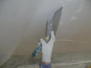 Как да се реабилитират тавана с ръцете си, без да се измива замазване видео ръководството