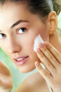 Как правилно да се грижим за кожата на лицето и ръцете