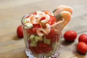 Hogyan készítsünk saláta garnélarák az otthon egy egyszerű recept, és néhány további lehetőséget