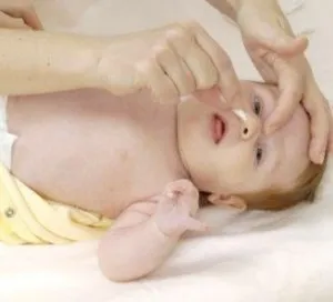 Hogyan kell helyesen tisztítani egy újszülött orr és a fül videó tanulsága