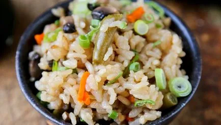 Főzni zöldséges rizs a rizs tűzhely