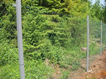 Cum se instalează poli pentru un gard de link-ul de lanț într-o casă de țară