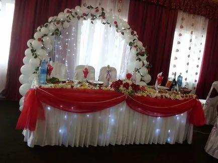 Red esküvői dekoráció, esküvői terem esküvői oszlopban piros - svadbalist szól