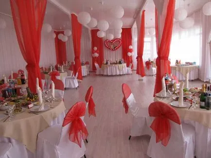 Red esküvői dekoráció, esküvői terem esküvői oszlopban piros - svadbalist szól