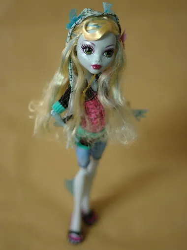 Monster High Doll Blue Lagoon și animalul ei de companie