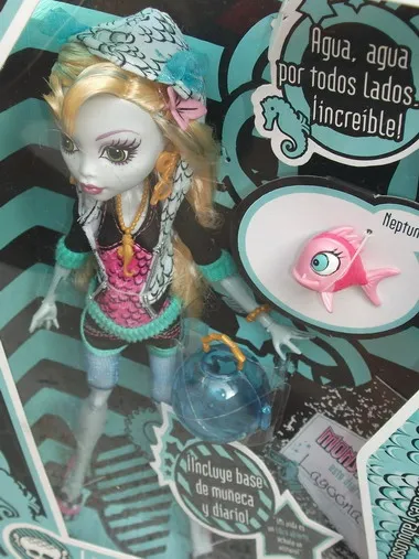 Monster High Doll Blue Lagoon și animalul ei de companie