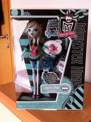 Monster High Doll Blue Lagoon și animalul ei de companie