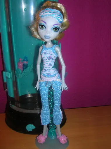 Monster High Doll Blue Lagoon și animalul ei de companie