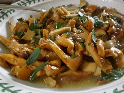 Chanterelles în diferite ingrediente în multivarka