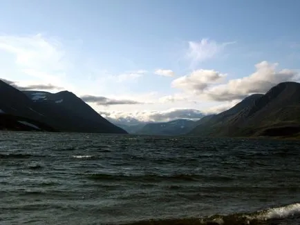 Lacul este știucă mare în Urali Polar