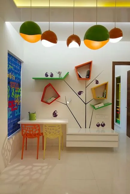 Дизайн и декорация на стената рафтове за книги, стъклени цветя и ъглов изградена кухня,