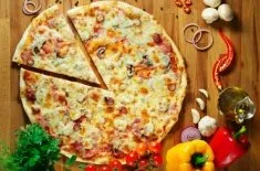 Készítsük el a pizza tésztát különböző módokon és ízletes pizza annak alapján