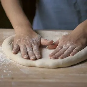 Подгответе тесто за пица по различни начини и вкусна пица на негова основа