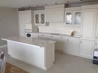 bucătărie renovată, cu vedere la built-in de echipamente