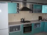 bucătărie renovată, cu vedere la built-in de echipamente